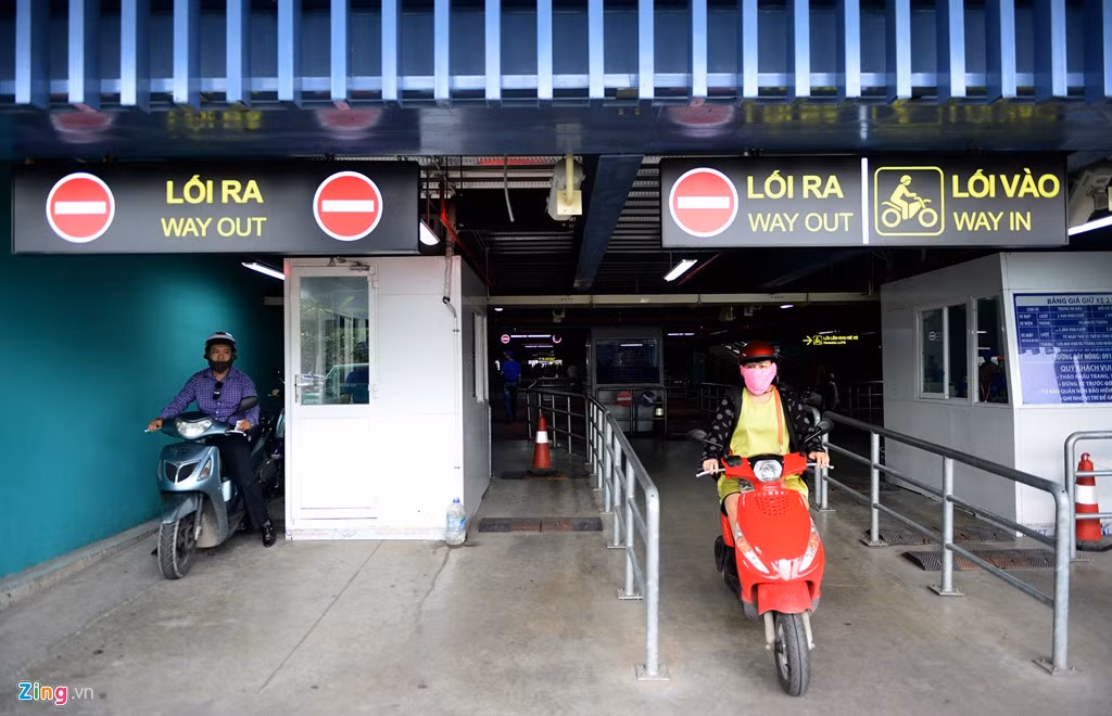 Lối ra vào dành cho xe máy đặt 3 trạm tiếp nhận và thu phí khá rộng. Trong quá trình thi công đến giai đoạn cuối, nơi đây đã hoạt động trông giữ xe máy cho hành khách và người nhà tới sân bay.