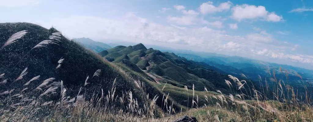 Được mệnh danh là Sa Pa của Quảng Ninh, "sống lưng khủng long" - Bình Liêu đã được cộng đồng phượt biết đến từ lâu, với ruộng bậc thang, núi đồi trùng điệp, những ngôi làng nhỏ trong khói chiều... Ảnh: Forest.