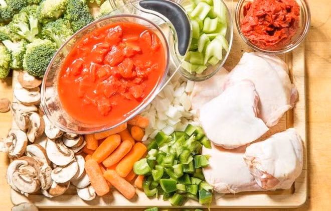  Nấu ăn ở nhà: Thông thường, đi ra ngoài ăn tối vào cuối tuần là một trong những hoạt động phổ biến nhất ở Mỹ. Tuy nhiên, các bữa ăn nhà hàng trung bình chứa tới 1.128 calo, trong đó gồm 60% nhu cầu calo cần thiết mỗi ngày, theo nghiên cứu được công bố trên tạp chí JAMA Internal Medicine. Tự làm bữa tối ở nhà có thể giúp bạn tự chọn thực phẩm, kiểm soát lượng calo, chất béo, muối khi nấu ăn. Ảnh: Prevention.