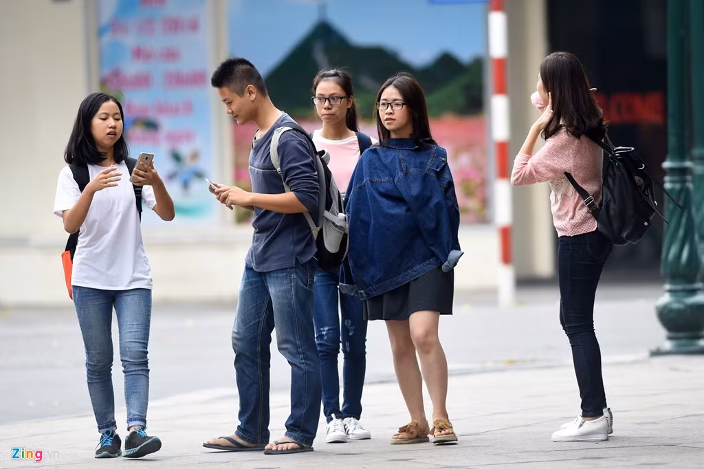 Sáng 30/10, thời tiết tại Hà Nội xuống dưới 20 độ C, nhiều người ra đường mặc áo khoác ba lớp giữ ấm cơ thể.