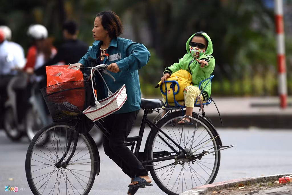 Hầu hết các em nhỏ khi ra đường đều được cha mẹ chuẩn bị đồ ấm kỹ càng.