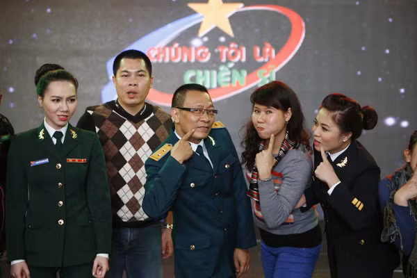 Phía sau ống kính, những người thực hiện chương trình Chúng tôi là chiến sĩ cũng có giây phút trẻ trung như thế này.