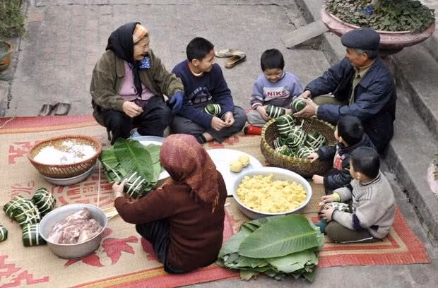 Trong không khí những ngày đầu năm 2017, trên các diễn đàn, mạng xã hội có nhiều cư dân mạng dành khá nhiều thời gian để xem lại những bức ảnh lưu giữ lại những khoảnh khắc cái Tết xưa. Kèm theo những hình ảnh đó, nhiều người chia sẻ những dòng cảm xúc khó quên về một thời đón Tết còn nhiều khó khăn, thiếu thốn về vật chất, thời tem phiếu, bao cấp.