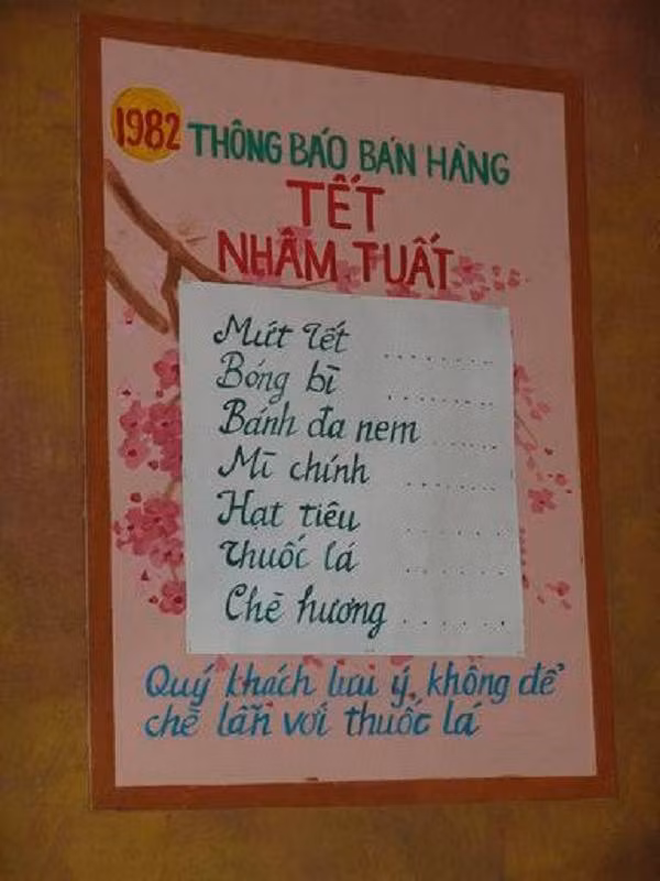 Biển thông báo những món hàng Tết năm 1982 (Nhâm Tuất) có đủ món như: bóng bì, mứt tết, hạt tiêu và chè hương...