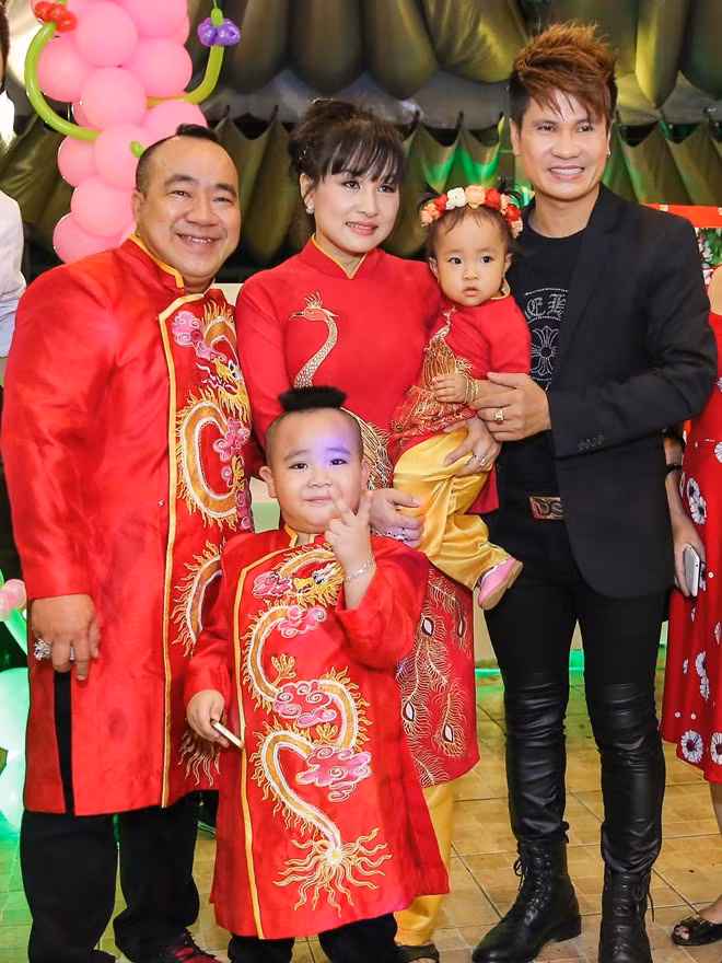 Ca sĩ Lương Gia Huy diện "cây đen" đến chúc mừng con gái của đồng nghiệp thân thiết.