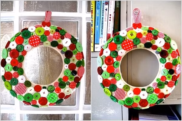 8. Chào đón Giáng sinh Hẳn là Giáng sinh đang sắp gõ cửa ngôi nhà của bạn. Để chào đón một mùa Noel sắp về, bạn có thể gắn những chiếc cúc áo với màu đậm tinh thần Noel như xanh, vàng, trắng, đỏ... Gắn cúc áo lên vòng may sẵn và đặt lên cửa, trên giá sách hay bên khung cửa sổ để đón một mùa lễ hội đang đến gần.