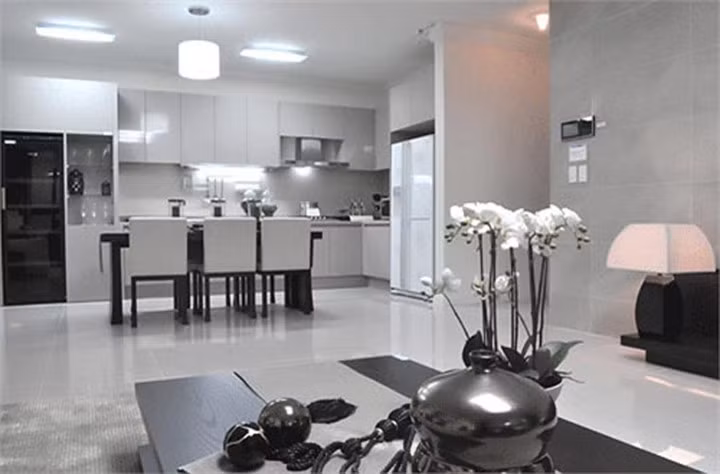 Căn hộ của anh tại Hà Nội có giá tới 5 tỷ, gồm 4 phòng ngủ, một phòng khách và một bếp với tông màu chủ đạo là màu xám sang trọng.