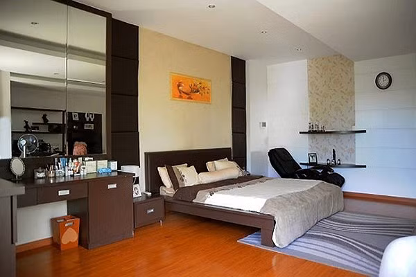 Phòng ngủ rộng rãi, thanh lịch sử dụng vật liệu gỗ làm chủ đạo. Một góc phòng ngủ với ghế sofa vuông dùng để cà phê sáng vì có thể nhìn ra ngoài khoảng lan can đầy hoa lá. Phòng ngủ của các con được trang trí bằng những gam màu dễ thương đúng với sở thích của hai cô bé.