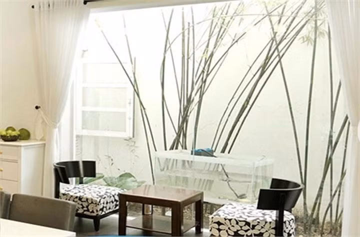 Là một diễn viên, MC tài năng và giàu có, Chi Bảo cũng tỏ ra rất sành điệu trong cách lựa chọn nơi ăn, chốn ở. Ngôi nhà được thiết kế tiện nghi, với không gian rộng rãi là nơi anh và gia đình có những phút giây hạnh phúc sau một ngày làm việc vất vả.
