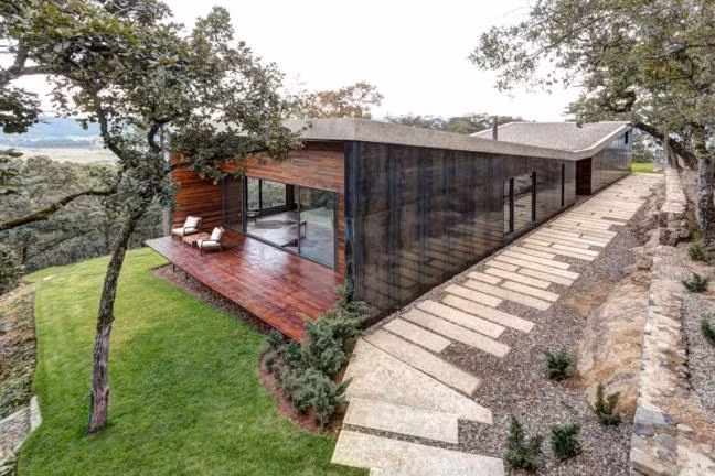 Cụ thể, ngôi nhà mà chúng tôi muốn ghé thăm nằm tại Tapalpa, Mexico. Nhiều người biết đến nó như một ngôi nhà có tạo hình cực kỳ ấn tượng hình cánh bướm. Điều này thể hiện rõ từ đường cong của mái với thân ngôi nhà.