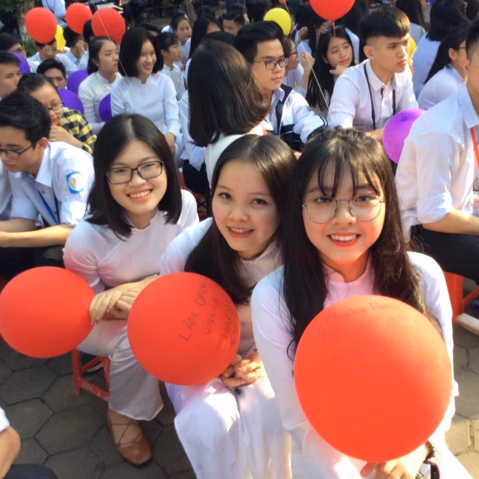 Ánh mắt trong sáng, hồn nhiên của nữ sinh ngày chia tay.