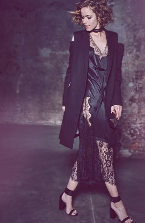 Phụ kiện giúp váy slip dress trông lịch sự hơn. Ngoài ra việc chọn phụ kiện cũng rất quan trọng khi ứng dụng phong cách này. “Cắp theo một chiếc xắc nhỏ dưới cánh tay sẽ khiến bạn không có vẻ gì là chuẩn bị đi ngủ” – Nhà thiết kế Nichol bổ sung. Cách phối trong mùa đông Jamie Dchneider, stylist của Suki Waterhouse, Nicole Richie và Katy Perry thì có cách phối kín đáo với một chiếc váy ngủ trong mùa đông. Chẳng hạn như mặc áo len cổ lọ bên dưới váy slip dress. Bằng cách này người mặc có thể khoe được dây váy một cách tinh tế mà vẫn đủ ấm dù không choàng thêm áo khoác nặng nề bên ngoài. Tuy nhiên nếu muốn có vẻ ngoài sành điệu, cá tính thì bạn nên thử cách phối váy 2 dây mỏng mềm với áo khoác da, giống như cách Jamie Schneider lên đồ cho người mẫu Suki Waterhouse khi chân dài này tham dự một buổi tiệc. Chất liệu trang phục Ngoài ra, bạn cũng nên lưu tâm tới chất liệu của trang phục. Một số mẫu váy theo phong cách đồ ngủ của Michael Kors được làm từ chất liệu nặng, không phải mềm mỏng và bay như voan hay lụa. Kiểu váy làm bằng loại vải này sẽ giúp che đậy những thứ bạn cần giấu như nhũ hoa hay đường viền áo lót nhưng vẫn đủ gợi cảm toát ra từ các khoảng hở cuốn hút. Chọn nội y đúng cách