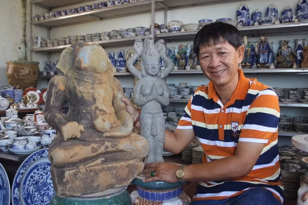 Đinh Công Tường bên kho đồ cổ vô giá của mình.