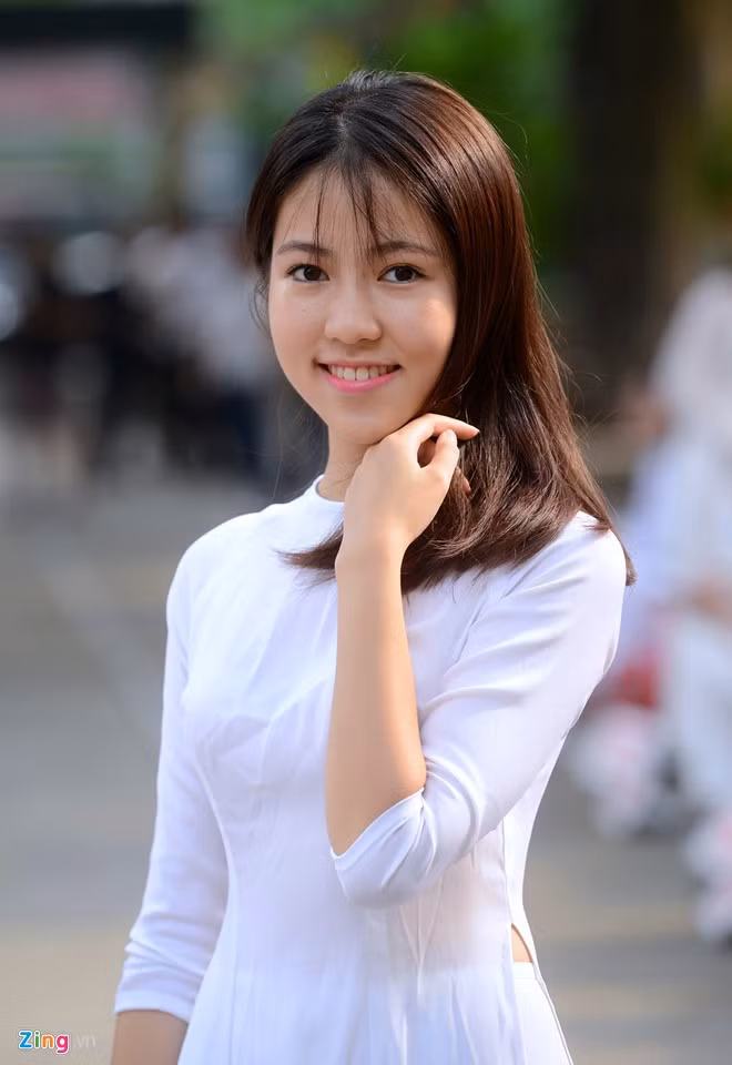 Nữ sinh Hà Minh Thư, lớp 12D5, cũng gây chú ý với nhiều nam sinh trên sân trường THPT Việt Đức.