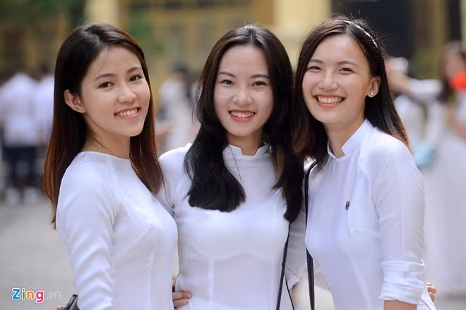 Ngay từ 6h30, nhiều cô gái đã có mặt trong niềm vui rạng rỡ.