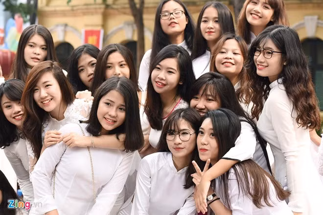 Kết thúc lễ khai giảng, các cô gái cùng nhau chụp ảnh trên sân trường.