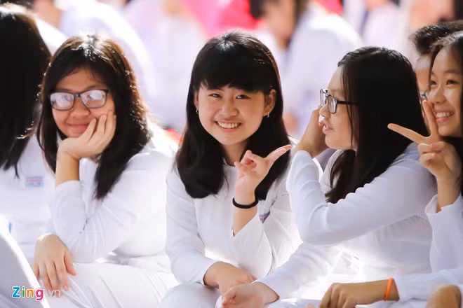 Thời tiết đẹp, mát mẻ, nắng nhẹ khiến buổi lễ diễn ra thêm thuận lợi.