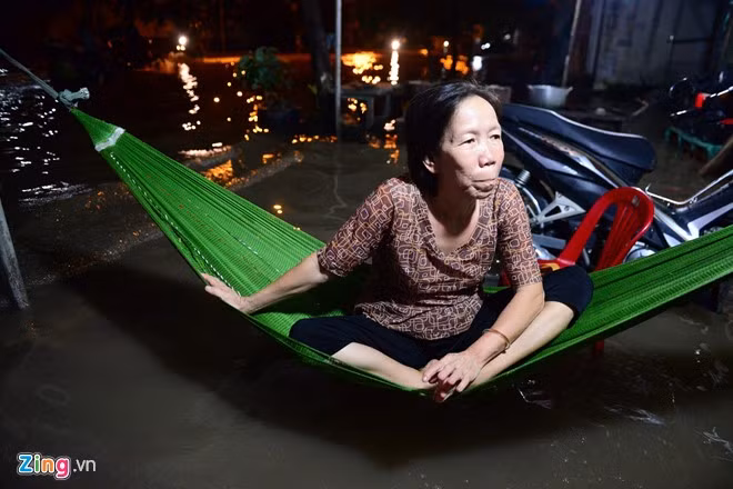 Bà Phạm Thị Xuân Mai mắc võng ngồi trước ngôi nhà của mình suốt cả đêm.