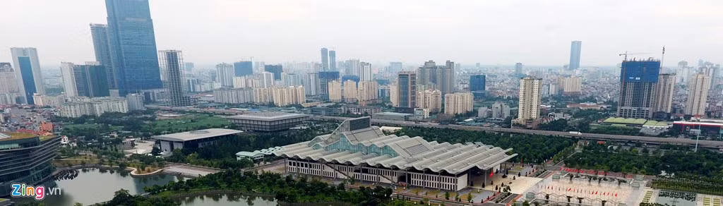 Tòa nhà cao nhất Việt Nam - Keangnam ra đời là trục trung tâm thu hút nhiều dự án xung quanh. Đến thời điểm này, xung quanh Keangnam đã quá dày đặc nhà cao tầng nhưng vẫn còn nhiều bãi đất quây tôn chờ xây dựng.