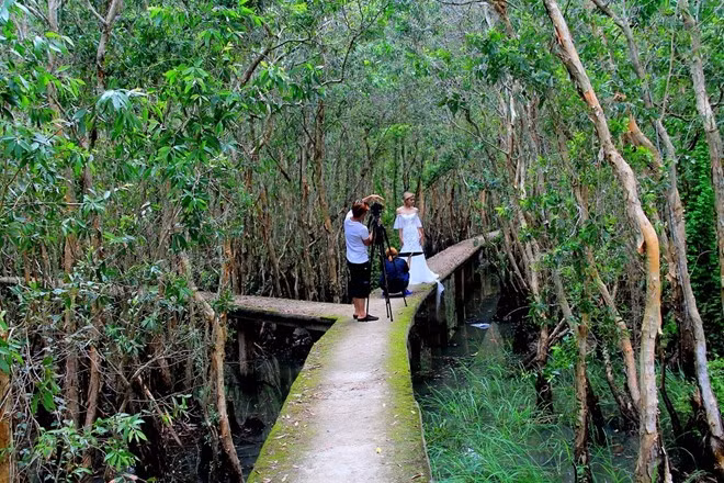 Nơi đây cũng thu hút du khách đến chụp ảnh cưới, quay phim.