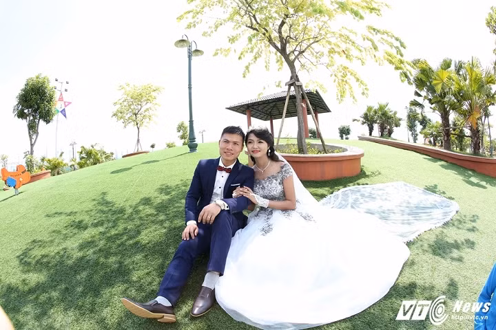 Cô dâu Lê Thị Thúy cho biết, trong khoảng thời gian yêu, cả hai người đều cách xa nhau. Thúy học ở Hà Nội, còn Thuận làm việc ở Bắc Giang. Trong các dịp lễ, Tết, cả hai người đều có những nhiệm vụ riêng nên thường không gặp được nhau. Những lúc đó, nhìn bạn bè có đôi, có cặp, Thúy lại cảm thấy tủi thân.