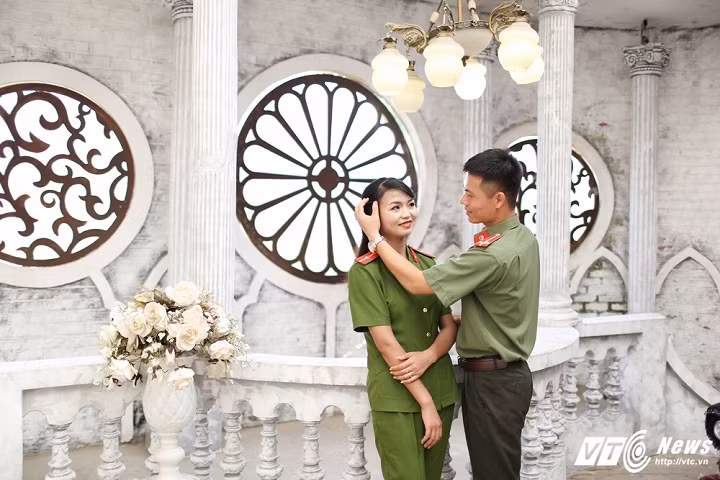 Cô dâu Lê Thị Thúy (1993) và chú rể Chu Đại Thuận (1989) đã quyết định lưu giữ những hình ảnh đẹp qua bộ ảnh cưới lãng mạn được thực hiện ở quê nhà. Thúy quê ở Tân Yên – Bắc Giang và hiện đang công tác tại Công an TP Bắc Giang. Thuận ở Lục Ngạn, hiện đang công tác tại Công an tỉnh Bắc Giang.