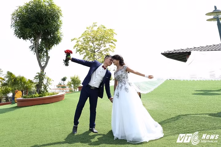 Trước khi cưới, Thúy và Thuận đã gặp phải sự phản đối quyết liệt từ gia đình 2 bên. Nhưng sau đó, cặp đôi đã cùng nhau vượt qua bao khó khăn, thăng trầm trong cuộc sống để đi tới hôn nhân. Hai bạn trẻ tiết lộ, đám cưới sẽ được tổ chức vào ngày 12/11 sắp tới.