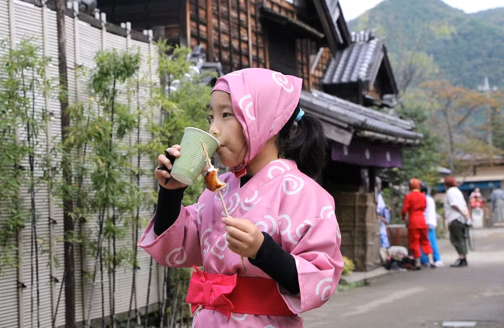Một ninja nhí thưởng thức ẩm thực Nhật Bản.