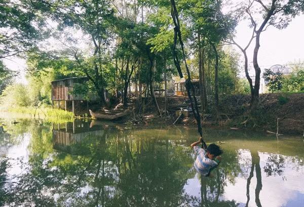 Chúng tôi để lại dấu chân của tuổi trẻ nơi mảnh đất An Giang với nhiều cung bậc cảm xúc. Vẻ đẹp mê hồn của đất mẹ lại khiến những đôi chân không biết mỏi khao khát được khám phá đất nước hình chữ S. Việt Nam của mình đẹp lắm, đi đâu xa xôi làm gì.