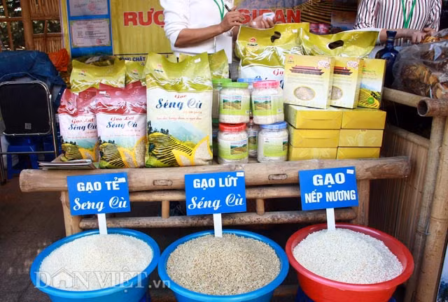 Những loại gạo nổi tiếng như Séng Cù, Tú Lệ, Mèo Tím, nếp nương,... đều "góp mặt" tại hội chợ.