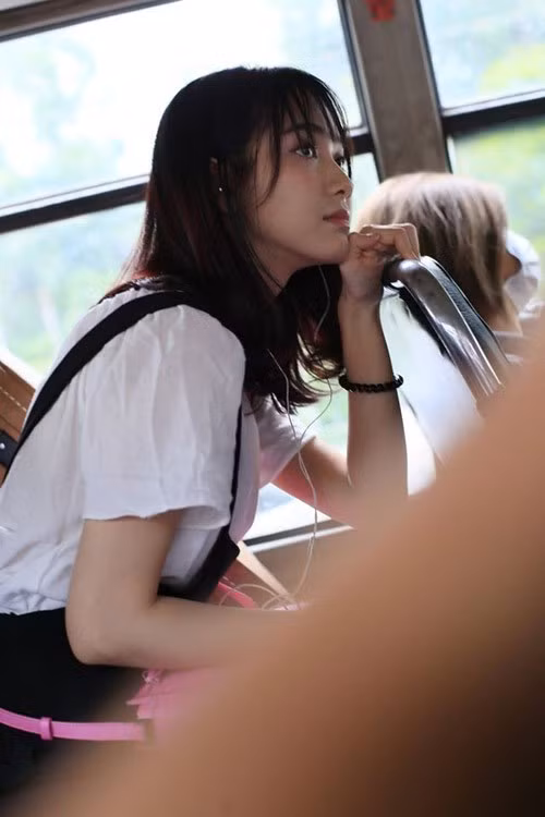 Những hình ảnh được cho là chụp lén "hot girl Bolero" Jang Mi trên xe bus.