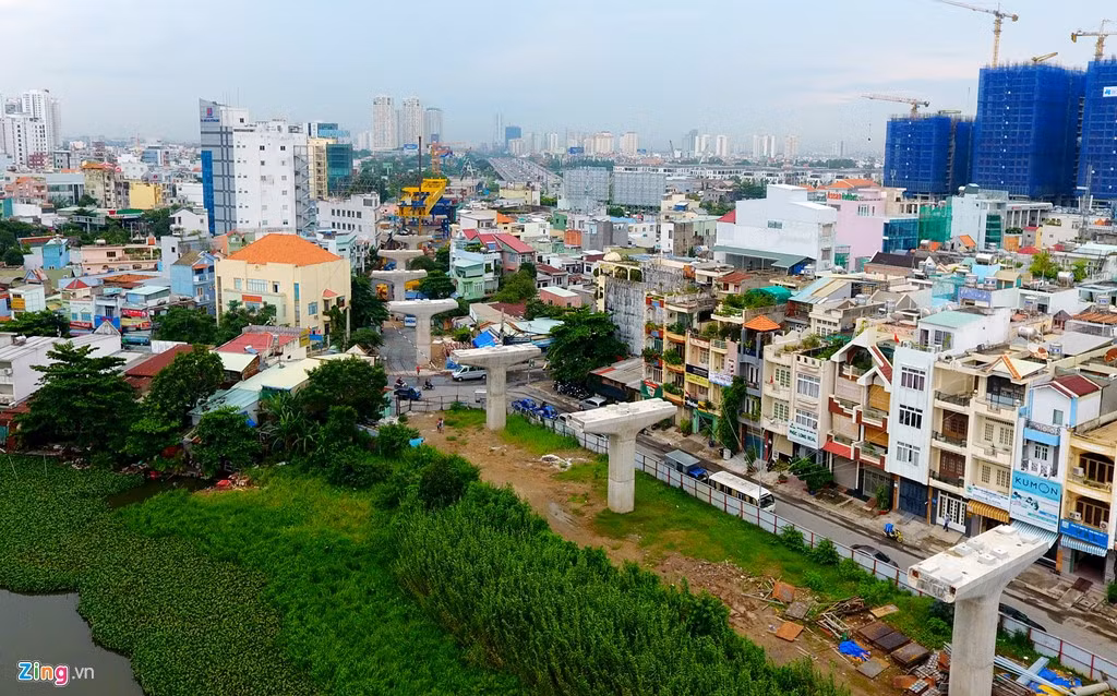 Toàn bộ công trình dự kiến hoàn thành, đưa vào thử nghiệm năm 2019, vận hành chính thức vào năm 2020. Tuy nhiên, thẹo dự định của BQL đường sắt đô thị TP, trong trường hợp đoạn đường trên cao hoàn thành sớm thì có thể đưa vào sử dụng trước vào năm 2018, sớm hơn 3 năm so với kế hoạch. Trong ảnh, tuyến metro đi qua khu dân cư thuộc phường 22, quận Bình Thạnh.