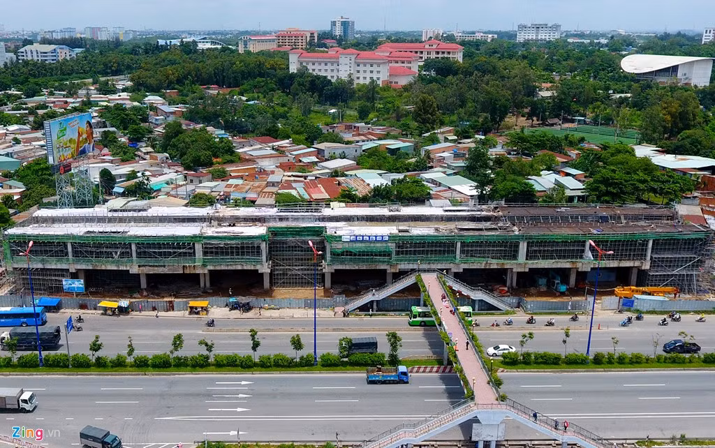Ga Suối Tiên đang được thi công tầng trên.