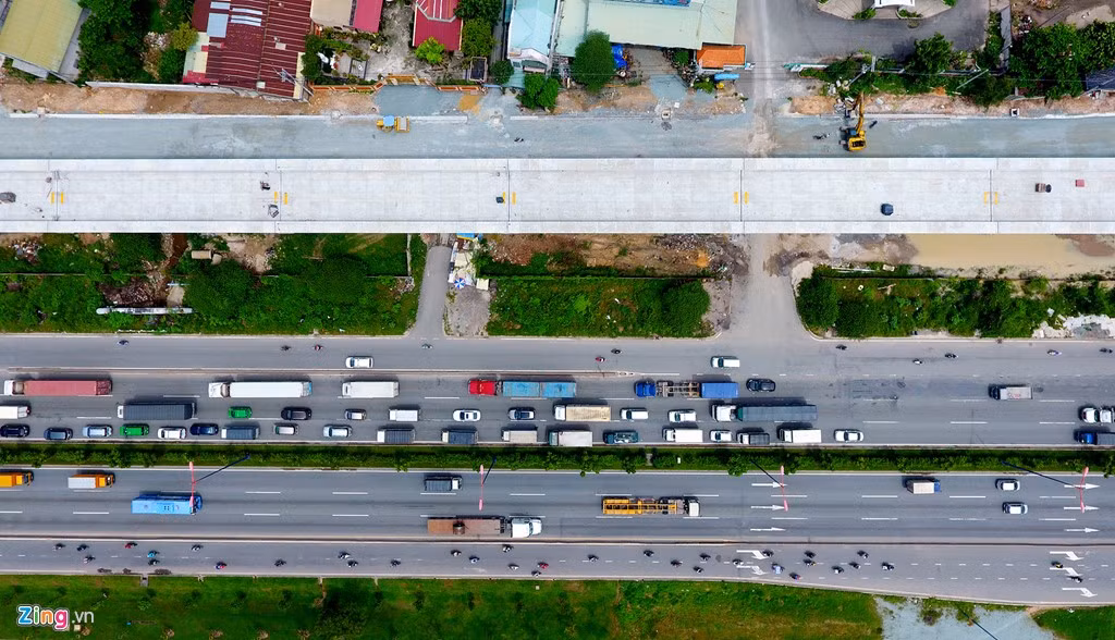 Hạng mục đường trên cao của tuyến metro số 1 phần lớn chạy song song cách một đoạn với tuyến đường cửa ngõ phía đông TP.HCM nên không ảnh hưởng nhiều đến nạn ùn tắc giao thông.