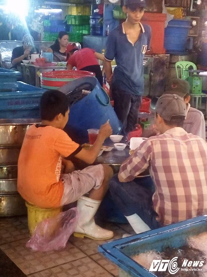 Cuu van nhi co cuc muu sinh noi cho dem giua Sai Gon-Hinh-4