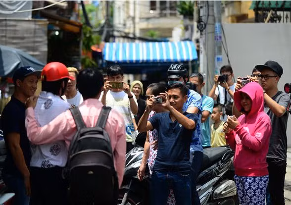Trưa 20/9, danh hài Hoài Linh lặng lẽ tới tham dự đám tang ca sĩ Minh Thuận. Anh mặc quần áo giản dị, đi xe máy và cố tình chọn giờ ít người đến để viếng. Vậy mà, anh vẫn không thoát khỏi sự bủa vây của một số người dân quanh đó. Ngay khi phát hiện thấy bóng dáng của Hoài Linh, họ thi nhau vỗ tay rồi đổ xô tới cười đùa, hỏi han, xin chụp ảnh cùng. Hoài Linh đã phải từ chối và khéo léo nhắc mọi người đây là đám tang. Thế nhưng, họ vẫn không buông tha anh.