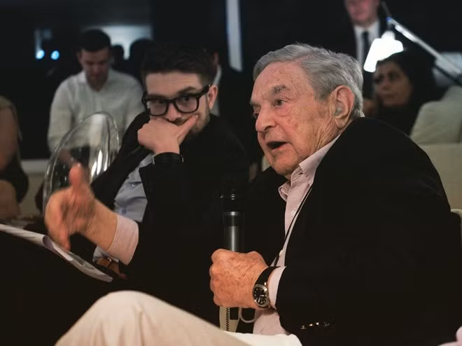Bill Zabel – cha đỡ đầu của Alex, luật sư của gia đình - cho biết Alex từng chia sẻ trên New York Times rằng mối quan hệ của anh và bố rất phức tạp. Bố mẹ anh ly hôn năm 2005, sau đó ông George lấy vợ ba. Tuy nhiên, hiện tại, hai cha con khá thân thiết.