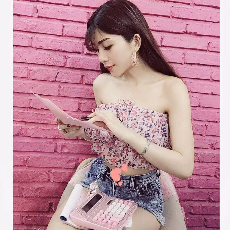 Dù sắp làm mẹ nhưng Hoài Trâm vẫn giữ được vẻ đẹp của mình (Ảnh FBNV).