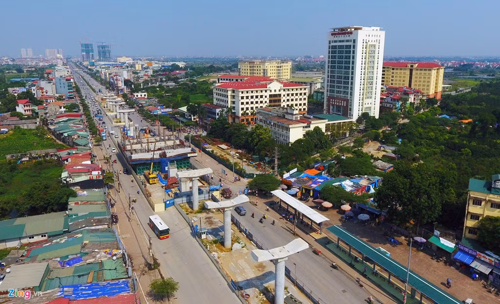 Tuyến metro Nhổn - ga Hà Nội (tuyến đường sắt đô thị số 3) khởi công lần đầu năm 2006, được xác định xong vào cuối năm 2010 nhưng phải dời tiến độ lần lượt về cuối các năm 2015, 2016, 2017, 2018 và nay có khả năng phải lùi thêm nữa. Trên hình ảnh là điểm xuất phát tại địa phận Nhổn (quận Bắc Từ Liêm).