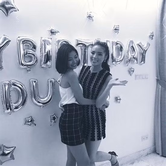 Á hậu Quốc tế Thúy Vân trong trang phục đầm hai dây, chân váy "bút chì" đến chung vui cùng đồng nghiệp.
