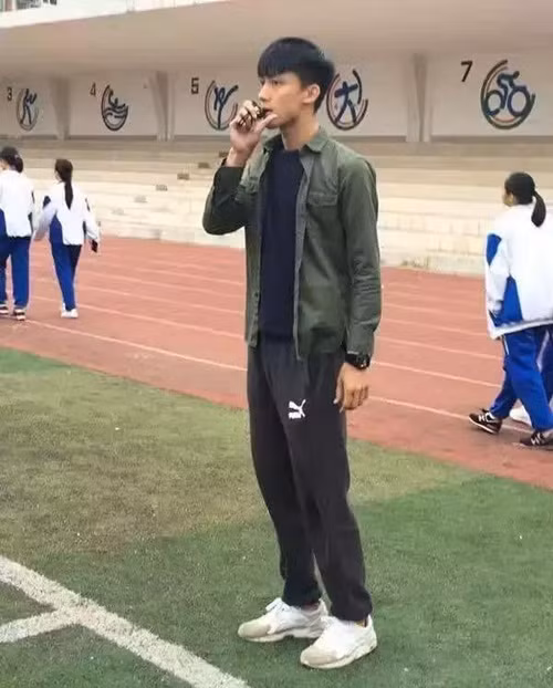 Không chỉ sở hữu chiều cao lý tưởng, làn da rám nắng, thân hình rắn chắc khỏe mạnh, khuôn mặt đẹp trai thu hút hệt như diễn viên điện ảnh, thầy giáo trẻ còn có tính cách lạnh lùng và rất nghiêm khắc. Nhiều người cho rằng, anh là chuẩn hình tượng soái ca trong lòng những thiếu nữ mơ mộng.