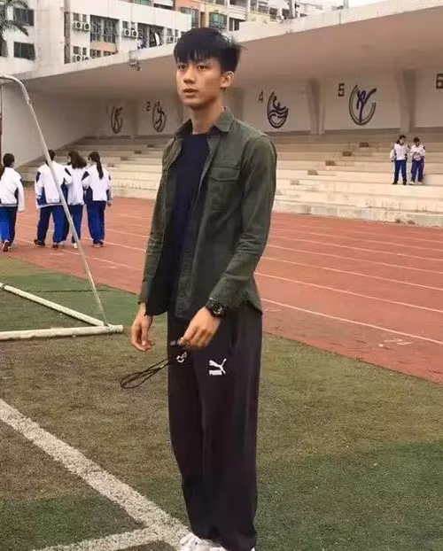 Sau khi được đăng tải trên mạng xã hội, những hình ảnh về chàng thầy giáo rất nhanh chóng nhận được sự chú ý của cư dân mạng. Hiện vẫn chưa rõ danh tính của thầy giáo soái ca nhưng đa số mọi người đều tán dương vẻ đẹp trai của chàng thầy giáo thể dục trẻ tuổi. Có người còn bày tỏ sự luyến tiếc khi chàng thầy giáo không làm nghề tay trái là người mẫu ảnh để họ được chiêm ngưỡng những bức ảnh hoàn hảo hơn.
