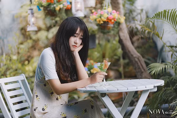 Hình ảnh quen thuộc của Bảo My là một cô gái hiền dịu, ăn vận đơn giản nhưng luôn thu hút người đối diện.