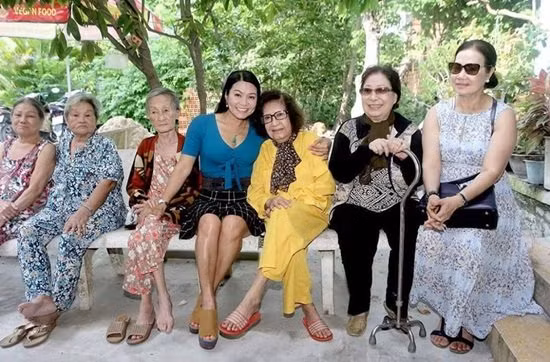 Mỗi năm Ngọc Huyền đều về Việt Nam để làm từ thiện và thăm bạn bè.