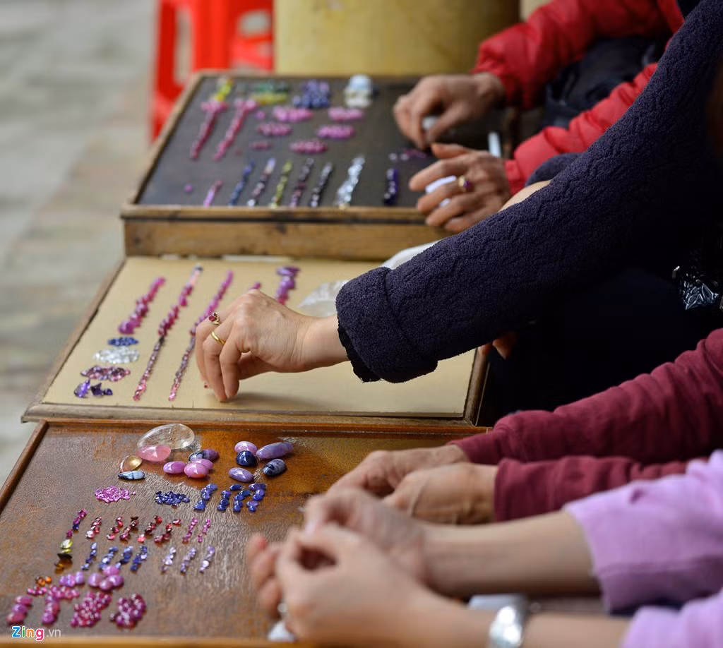 Sản phẩm nổi bật ở chợ là Ruby, Saphia... Đây là hai dòng đá quý giá trị nhất được phân cấp theo chất lượng, màu sắc, độ trong từng viên. Phiên chợ này có lịch sử tồn tại 27 năm.