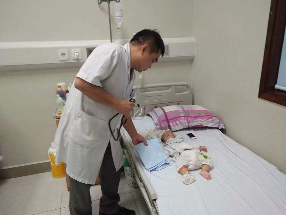 Mẹ hối hận vì gửi con 10 tháng tuổi cho hàng xóm - Hình 2 Me hoi han vi gui con 10 thang tuoi cho hang xom-Hinh-2
