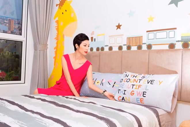 “Sự ngột ngạt trong cuộc sống lẫn công việc trong showbiz đôi khi làm tôi thấy mình thật nhăn nhó”, Xuân Lan chia sẻ. Đó là lý do cô luôn dành thời gian chăm lo cho tổ ấm của mình.