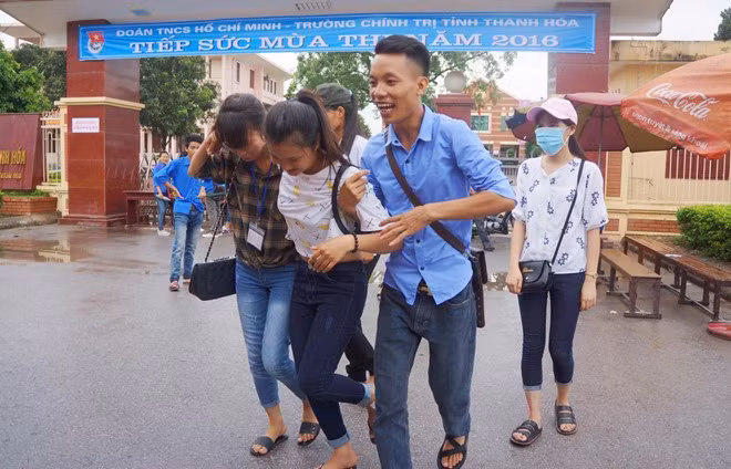 Nguyễn Thị Hồng được nhiều bạn bè hỗ trợ. Ảnh: Nguyễn Dương.