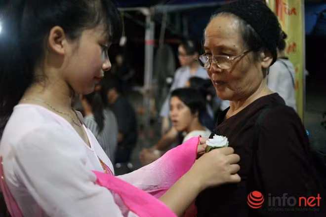 Nghi lễ Bông hồng cài áo.