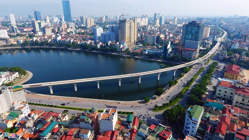 Dự án đường sắt đô thị tuyến Cát Linh - Hà Đông (tuyến số 3) do thiếu vốn và gặp nhiều sự cố trong quá trình thi công bị chậm trễ đến nay đã xuất hiện hình hài đáng kể. Trong ảnh là đoạn qua hồ Hoàng Cầu sau khi xuất phát từ điểm đầu Cát Linh xuyên qua phố Hào Nam (quận Đống Đa).
